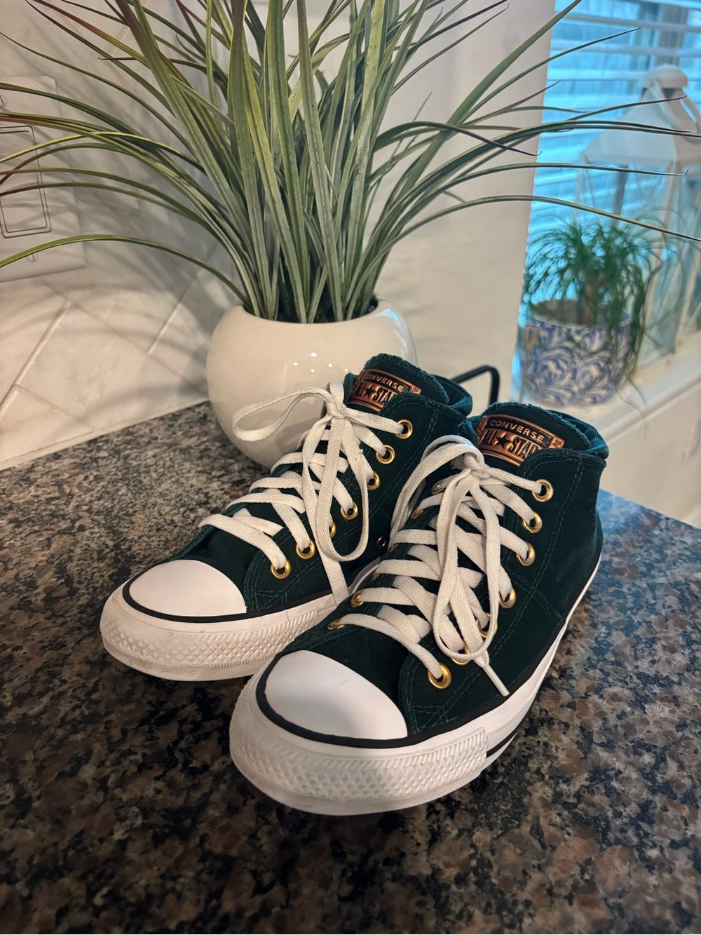 Special brand w gold women’s all Star size 9 hunter green special series